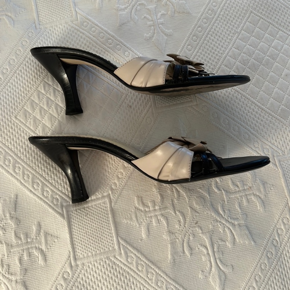 FRANCO SARTO ECRU AND BLACK LEATHER MULES WITH ECRU SUEDE FLOWER ADORNMENT - Picture 4 of 7